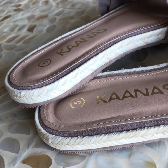 NWOT Kaanas Pasadena Ruffle Slides - Picture 3 of 8